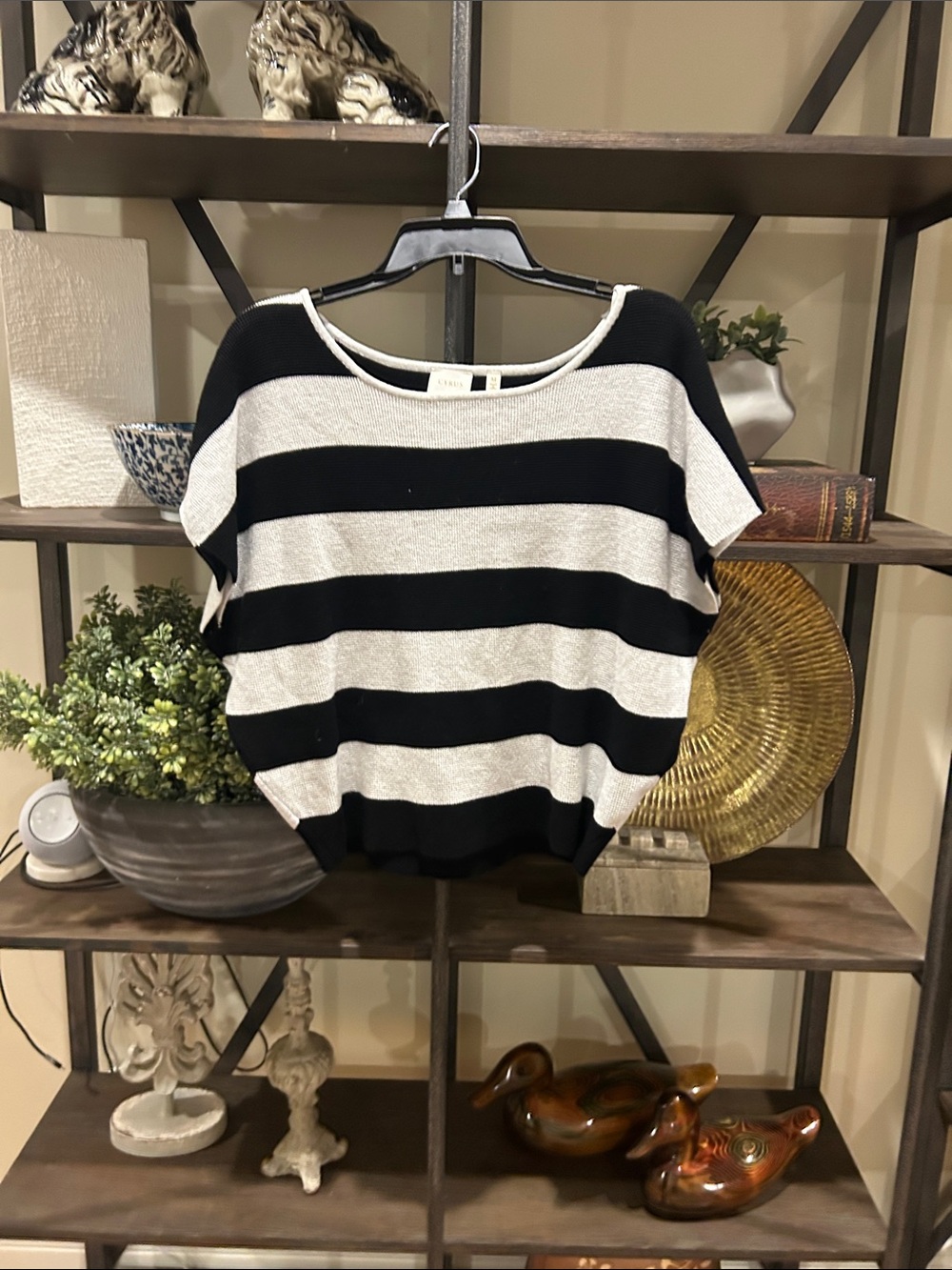 Cyrus - med Striped Short-Sleeve Knit Top – Black & White